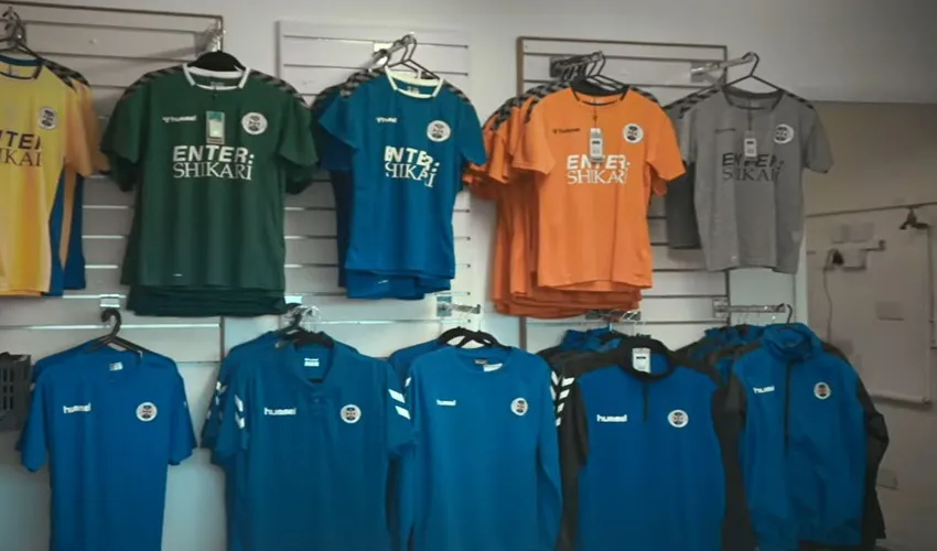 Áo đấu sân nhà màu xanh vàng truyền thống của CLB St Albans City FC