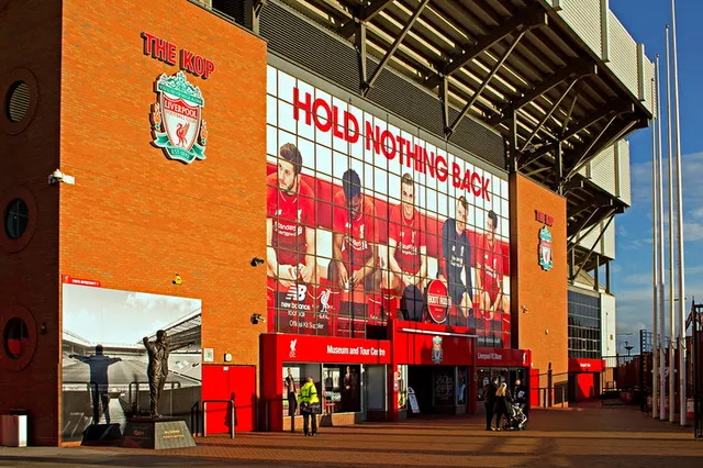 Bên ngoài khán đài The Kop, trái tim của sân vận động Anfield và người hâm mộ Liverpool