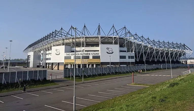 Bên ngoài sân Pride Park với kiến trúc hiện đại và khu vực cổng vào