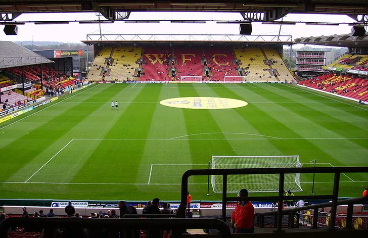 Bên trong sân Vicarage Road năm 2010 với ghế ngồi màu vàng đen đặc trưng.