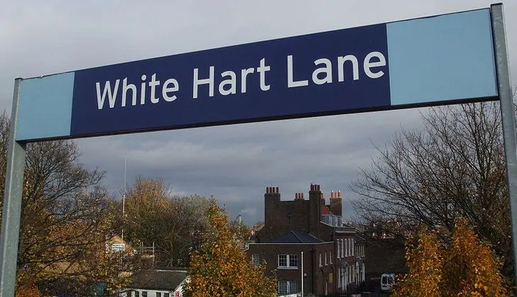 Biển chỉ dẫn tại ga White Hart Lane, điểm đến của người hâm mộ Tottenham Hotspur
