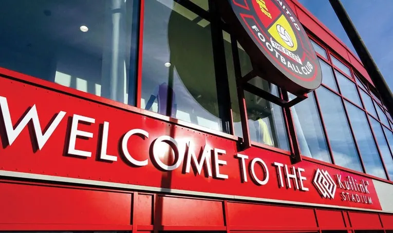 Biển chỉ dẫn tại sân Stonebridge Road, biểu tượng của Ebbsfleet United