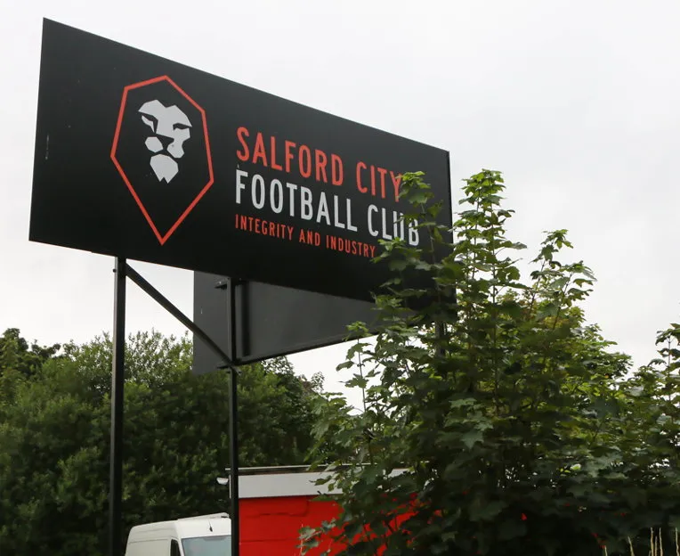 Biển hiệu chào mừng của câu lạc bộ Salford City FC bên ngoài sân Moor Lane