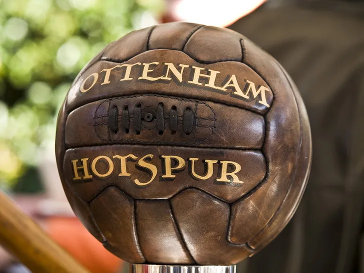 Biểu tượng gà trống trên quả bóng, linh vật quen thuộc của Tottenham Hotspur