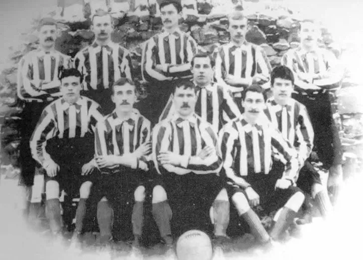 Bức ảnh lịch sử về đội bóng Bury FC vào năm 1892, gợi nhớ một thời vàng son của CLB