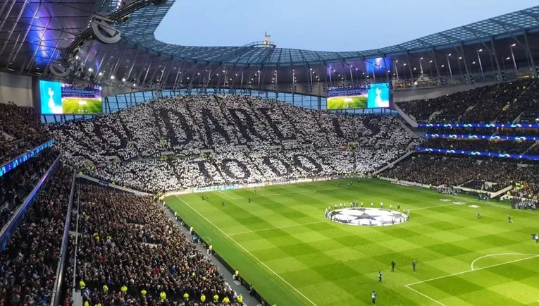Bức ảnh panorama Tottenham Hotspur Stadium với khẩu hiệu Dare to Dream nổi bật