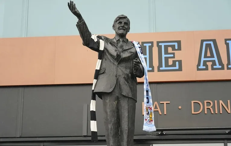 Bức tượng Jimmy Hill tại Coventry Arena