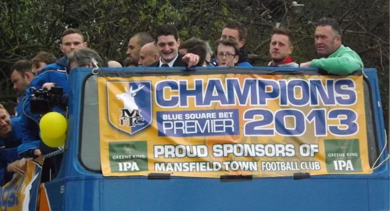 Các cổ động viên Mansfield Town FC cổ vũ cuồng nhiệt, thể hiện niềm đam mê lịch sử của câu lạc bộ