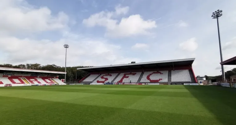 Các khán đài của sân Broadhall Way tại Stevenage, cho thấy khu vực có ghế ngồi và khu đứng.