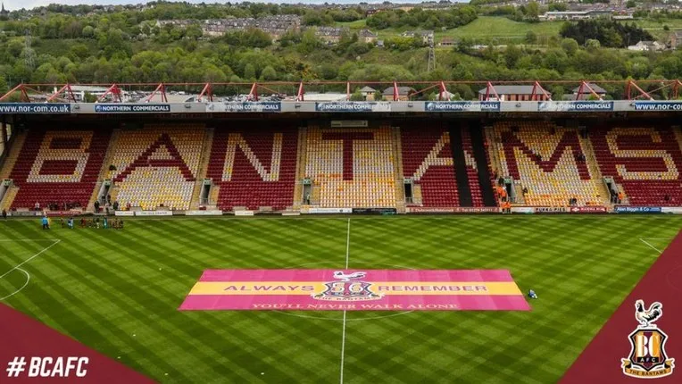 Cận cảnh khán đài Bantams Stand tại sân Valley Parade, nơi cổ động viên Bradford City thường ngồi