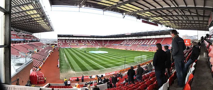 Cận cảnh khán đài Bet365 Stadium nhìn từ sân cỏ
