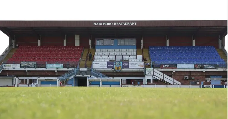 Cận cảnh khu khán đài chính Main Stand tại Bob Lucas Stadium, nơi duy nhất có ghế ngồi