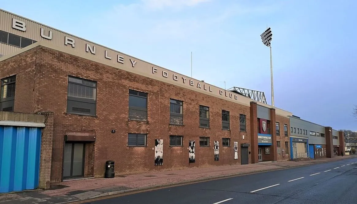 Cận cảnh mặt ngoài sân vận động Turf Turf Moor trên đường Harry Potts Way, nhìn từ bên ngoài