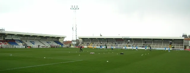 Cầu thủ Hartlepool United khởi động trên sân Victoria Park