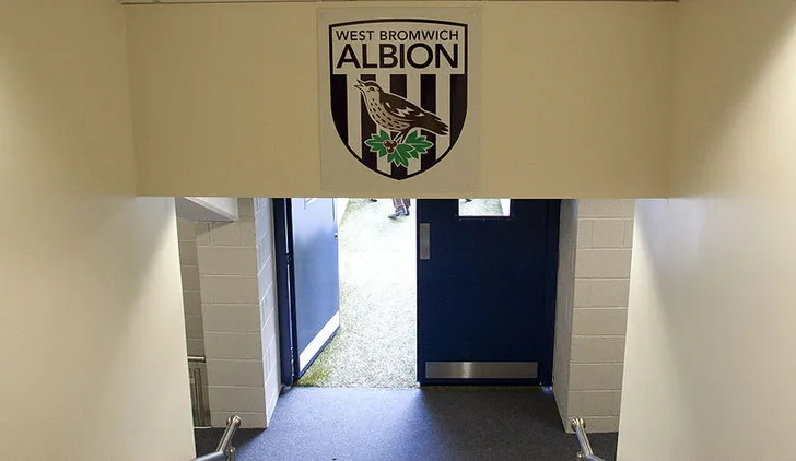 Cầu thủ West Brom tiến ra sân The Hawthorns, sẵn sàng cho trận đấu.