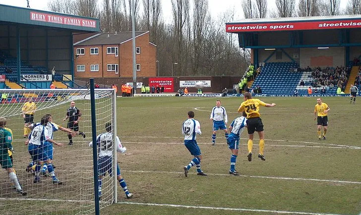 Cổ động viên Bury FC ăn mừng bàn thắng trước đối thủ Rochdale tại Gigg Lane