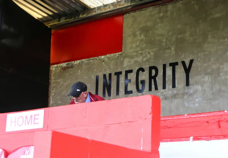 Cổ động viên nhiệt thành của Salford City FC trên khán đài Peninsula Stadium