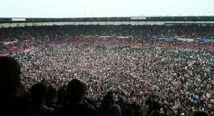 Cổ động viên Stoke City cổ vũ trên khán đài