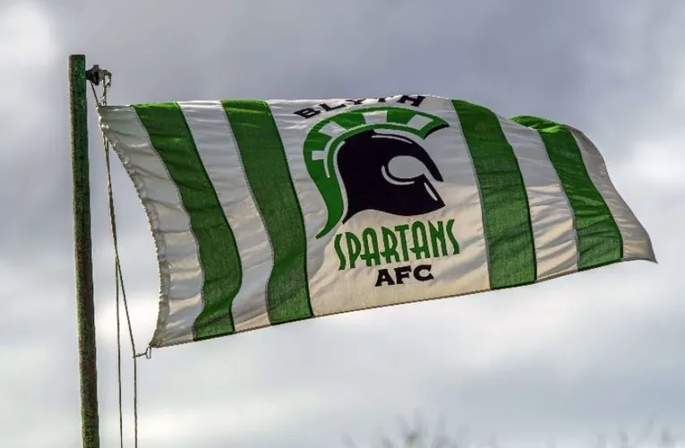 Cờ hiệu Blyth Spartans tung bay trên sân Croft Park, biểu tượng của &quot;Những Chiến Binh&quot;.