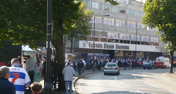 Con đường dẫn vào sân vận động Loftus Road, một biểu tượng của bóng đá Tây London