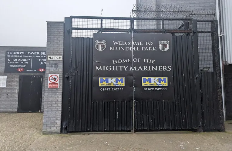 Cổng chính Blundell Park, nơi bắt đầu hành trình cổ vũ Grimsby Town