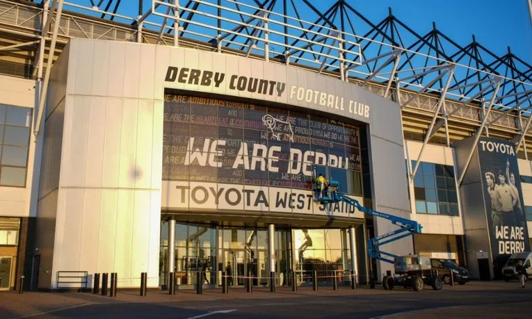 Cổng chính của sân vận động Pride Park, nơi chào đón người hâm mộ