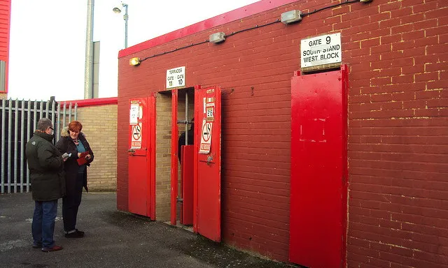 Cổng soát vé (turnstiles) tại sân vận động Victoria Road, lối vào quen thuộc của người hâm mộ Daggers