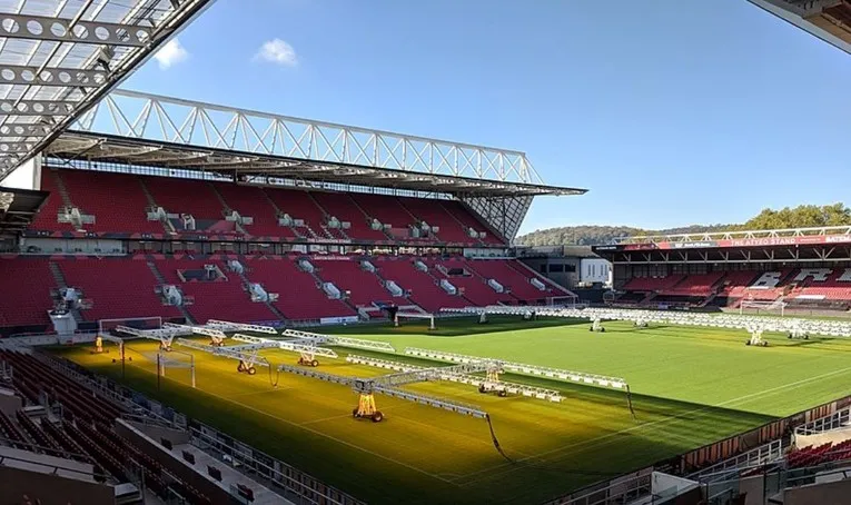 Công tác bảo trì, chăm sóc mặt sân Ashton Gate để đảm bảo chất lượng thi đấu tốt nhất.