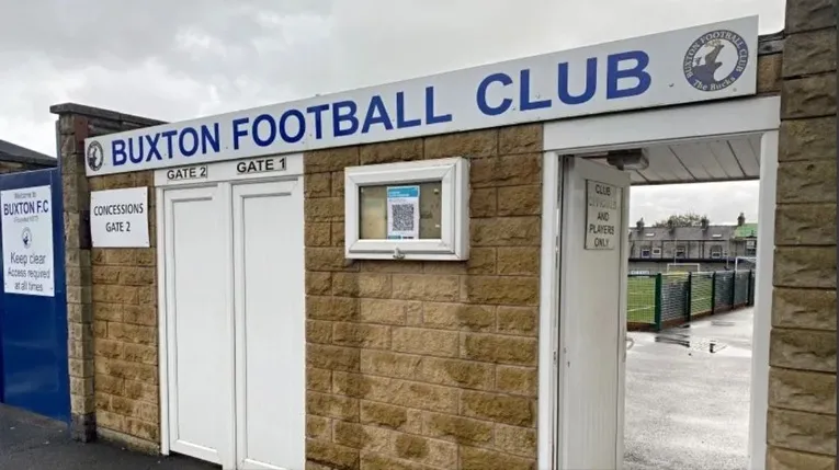 Cổng vào chính sân Silverlands của Buxton FC, chào đón người hâm mộ đến với các trận đấu.