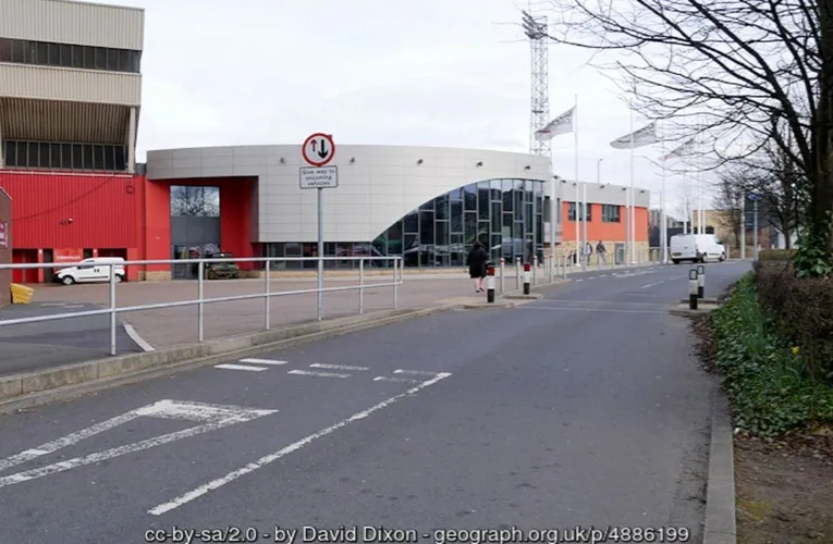 Cổng vào sân Gateshead International, lối đi quen thuộc của fan bóng đá