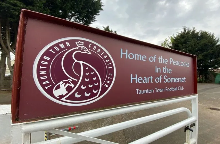 Cổng vào sân vận động Wordsworth Drive với bảng hiệu Taunton Town FC
