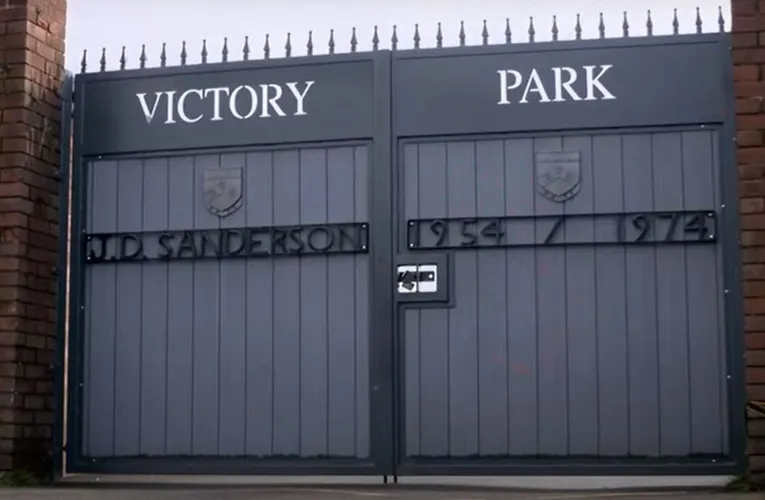 Cổng vào sân Victory Park của Chorley FC, biểu tượng lịch sử của câu lạc bộ