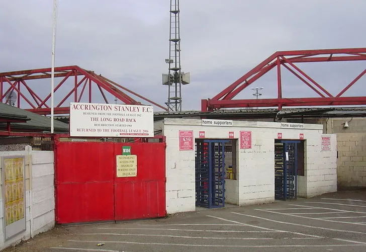 Cổng vào và lối đi bộ bên ngoài sân Crown Ground, biểu tượng của Accrington Stanley