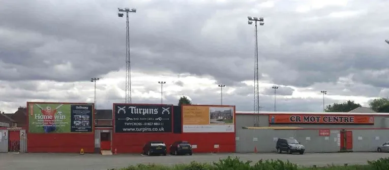 Cổng xoay vào sân The Lamb Ground, nơi đón chào người hâm mộ Tamworth FC