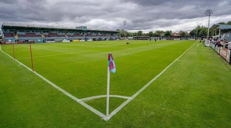 Cột cờ góc sân Mariners Park, biểu tượng của bóng đá hạng dưới Anh