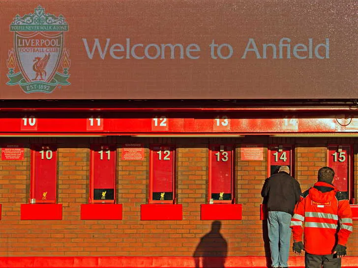 Cửa bán vé chính thức của Liverpool FC tại sân Anfield, điểm đến của người hâm mộ