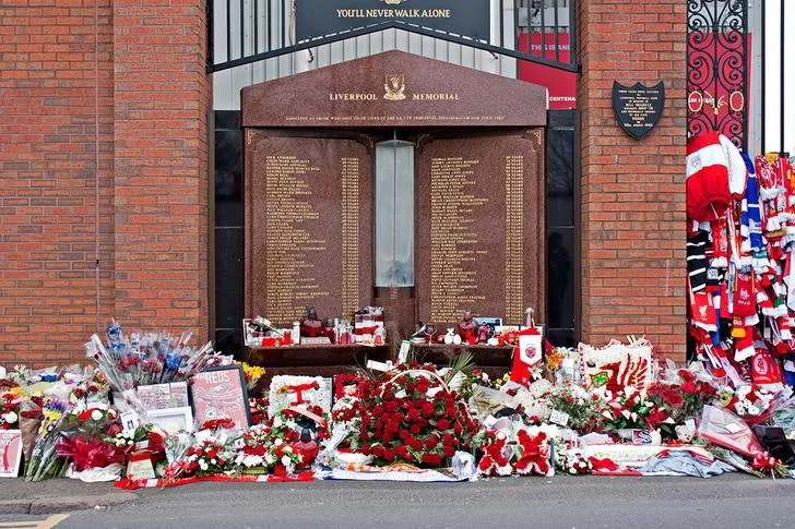 Đài tưởng niệm thảm họa Hillsborough tại Anfield, nơi tưởng nhớ 97 nạn nhân định mệnh