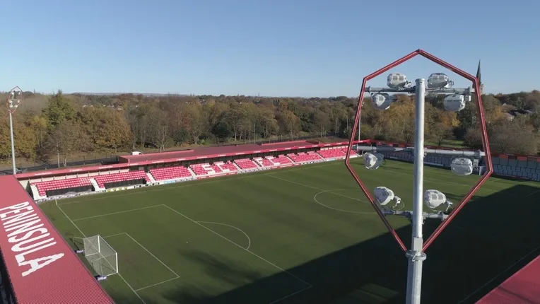 Đèn pha rực sáng trên sân vận động Peninsula Stadium, ngôi nhà của Salford City FC