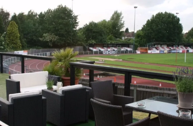 Đường chạy điền kinh 400m bao quanh sân cỏ Hornchurch Stadium