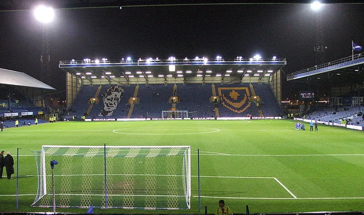Fratton Park lung linh dưới ánh đèn pha trước một trận đấu đêm đầy kịch tính.