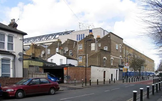 Góc nhìn bên ngoài sân White Hart Lane từ đường Vicarage, cho thấy quy mô của sân vận động