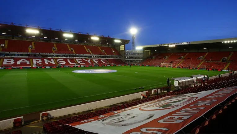 Góc nhìn cận cảnh mặt cỏ sân Oakwell, trái tim của mỗi trận đấu Barnsley