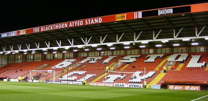 Góc nhìn cận cảnh một khán đài hiện đại tại sân Ashton Gate.