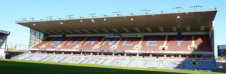 Góc nhìn cận cảnh một khán đài tại sân Turf Moor, ngôi nhà của CLB Burnley