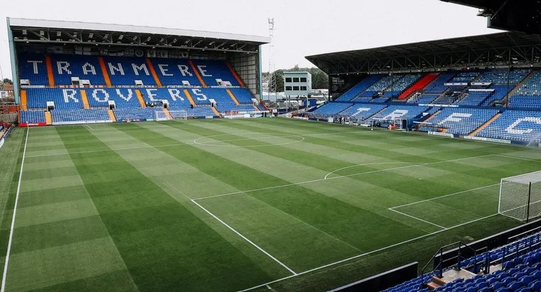 Góc nhìn khán đài sân Prenton Park, cho thấy không khí các trận đấu của Tranmere Rovers