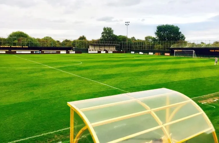 Góc nhìn toàn cảnh mặt sân Dales Lane, sân nhà của Rushall Olympic FC