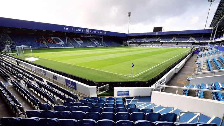 Góc nhìn toàn cảnh mặt sân Loftus Road, nơi chứng kiến các trận đấu kịch tính của QPR