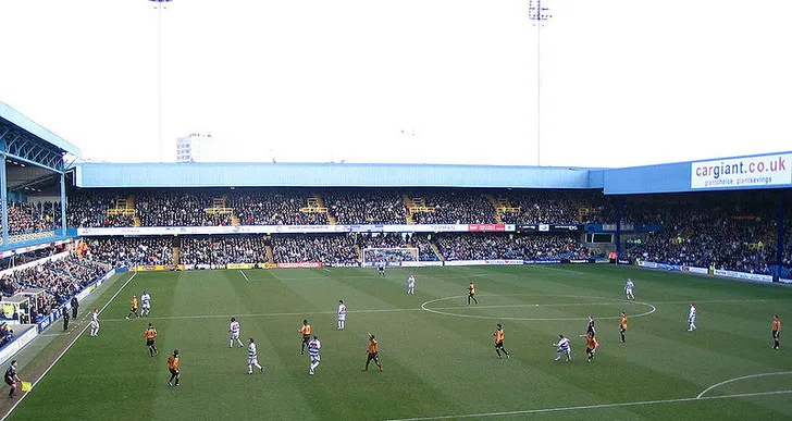 Góc nhìn từ các khán đài tại Loftus Road, mang lại trải nghiệm gần gũi với trận đấu