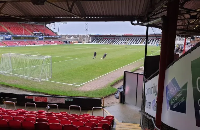 Góc nhìn từ khán đài Blundell Park, nơi người hâm mộ Grimsby Town dõi theo trận đấu