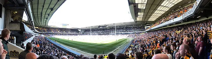 Góc nhìn từ khán đài cao tại sân White Hart Lane, bao quát toàn bộ sân cỏ và các khán đài khác